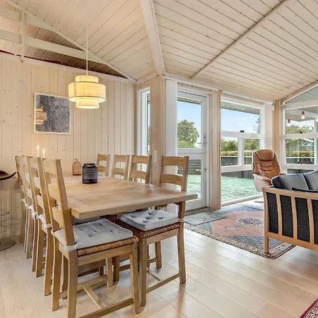 Semesterbostad 4 Bedroom Lovely In