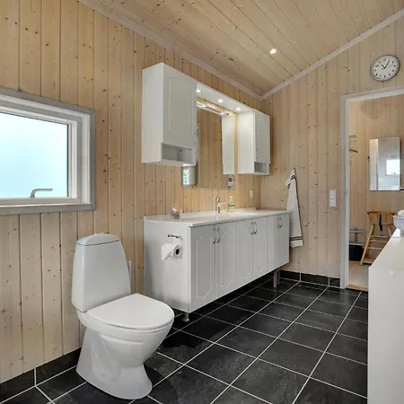 Semesterbostad 4 Bedroom Lovely In